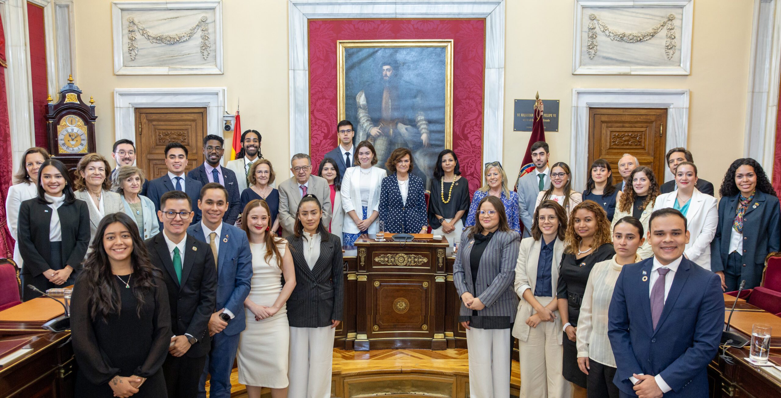 La Presidenta del Consejo de Estado junto a los estudiantes del programa de Líderes Iberoamericanos de la Fundación Carolina